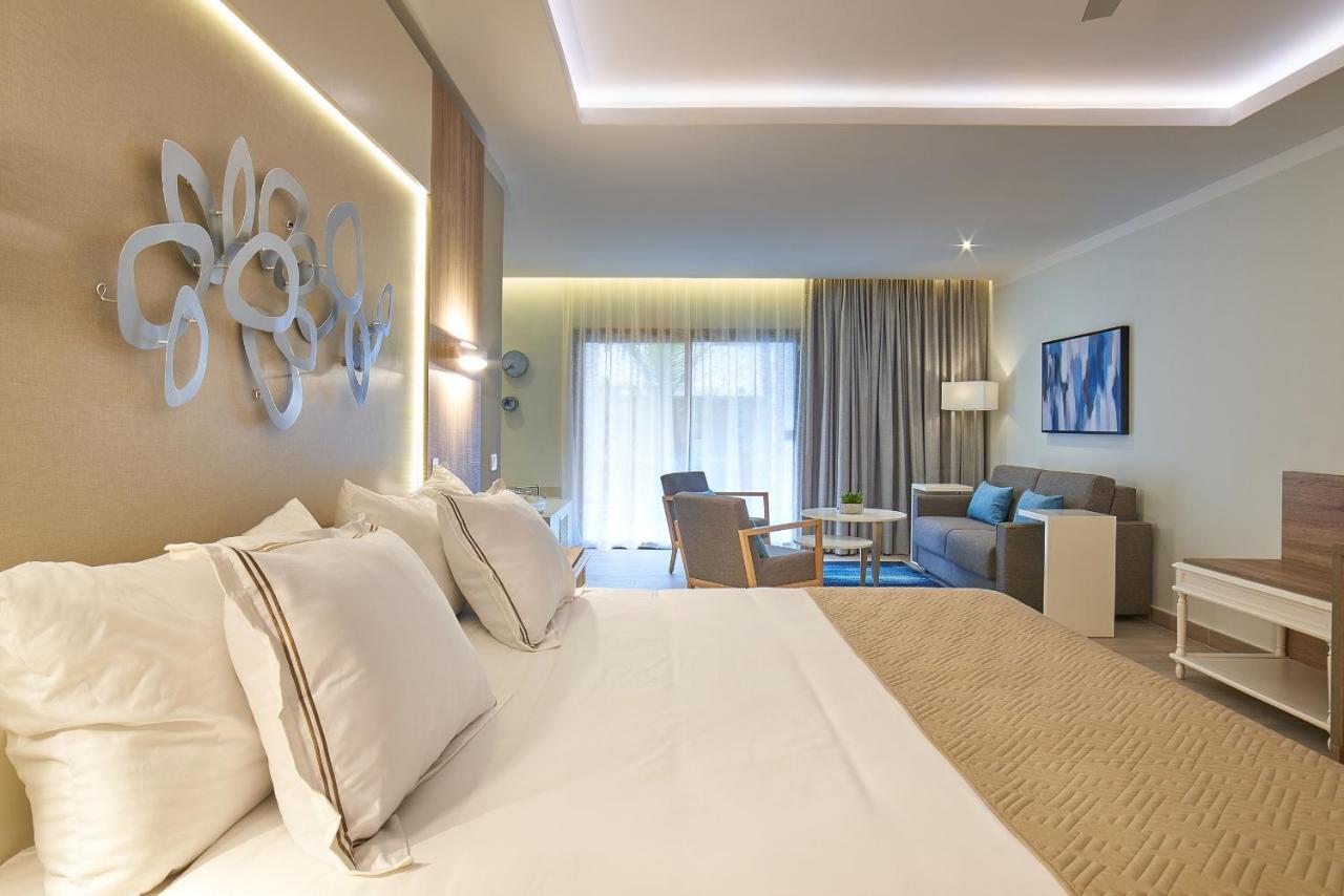 Junior Suite Deluxe Swim Up Corner (3 Adults)